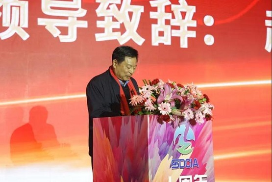 中國涂料工業(yè)協(xié)會(huì)副會(huì)長趙君在致辭