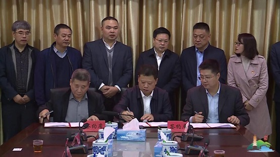 李群彪代表臨川區(qū)人民政府與撫州克林泰爾環(huán)?？萍加邢薰敬砗炇鹆送顿Y合作協(xié)議