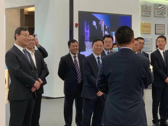 比亞迪董事長兼總裁王傳福攜玲瓏輪胎董事長、總裁王鋒等人參觀交流