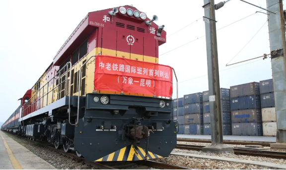 中老鐵路首運專列抵昆，首票天然橡膠物資交接！