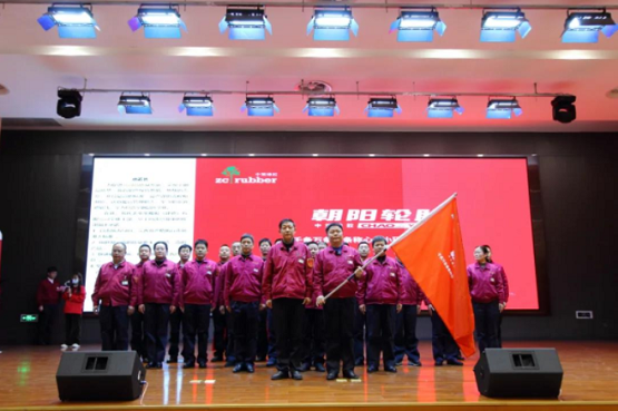 沈建農(nóng)總經(jīng)理向各部門(mén)授旗2