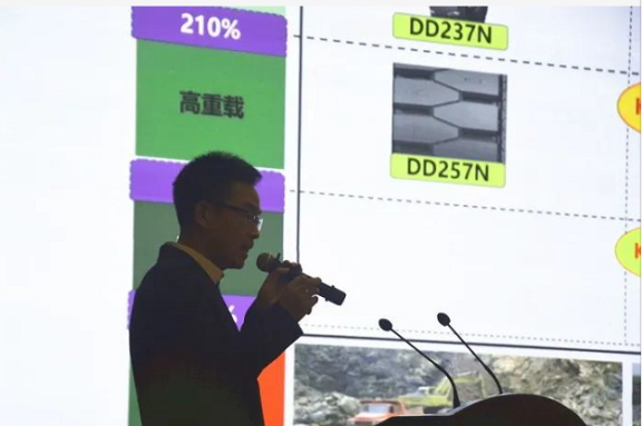神州輪胎總工程師羅忠林、內(nèi)貿(mào)總監(jiān)秦大偉