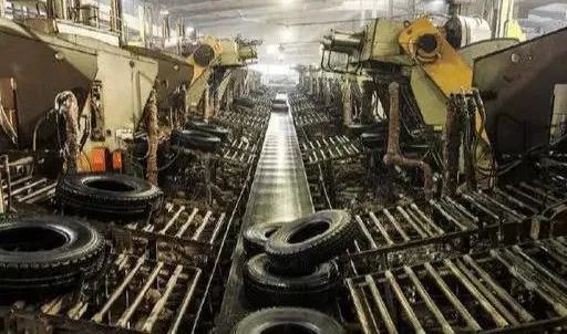 并對新建煤電、煉化、鋼鐵、焦化、水泥(含熟料和粉磨站)及輪胎項(xiàng)目，實(shí)施提級審批，由省級核準(zhǔn)或備案