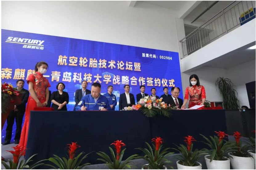 “國產(chǎn)大飛機(jī)航空胎用天然膠國產(chǎn)化替代技術(shù)”和“應(yīng)對‘雙碳’重大需求-輪胎用全生命周期綠色可循環(huán)材料技術(shù)”等兩個項(xiàng)目的技術(shù)合作開發(fā)協(xié)議同時簽署。