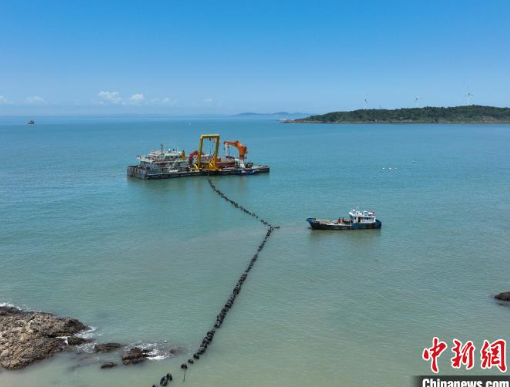 上大陳海纜鋪設(shè)?！「鸺蝺x 攝