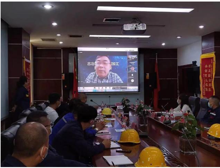 李鑫鋼教授就《煤焦油深加工分離過程強化與節(jié)能技術》進行了深入講解，具有較強的可操作性。與會企業(yè)負責人以視頻連線形式與李鑫鋼教授進行對接交流。