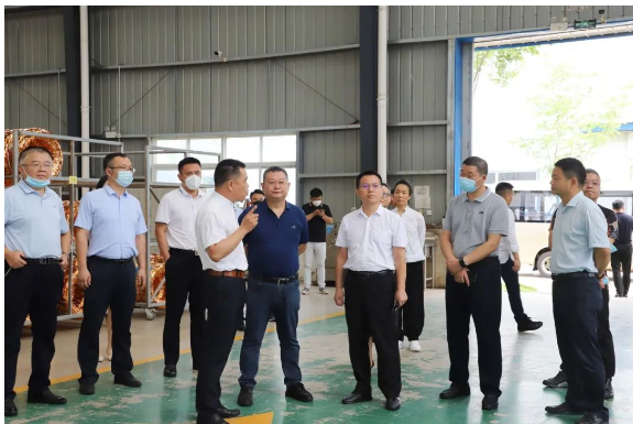 河南省狼牌輪胎科技有限公司董事長熊國武迎接考察團(tuán)人員及相關(guān)政府領(lǐng)導(dǎo)，并介紹了狼牌輪胎企業(yè)發(fā)展情況。