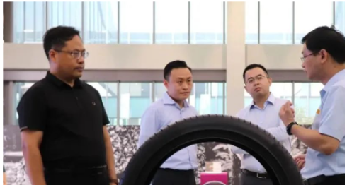 山東省工商聯(lián)黨組成員、副主席高洪巖一行到訪華勤橡膠工業(yè)集團(tuán)參觀調(diào)研