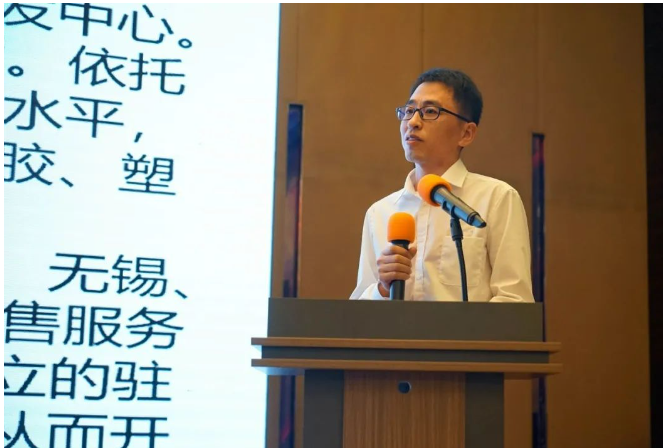 大連第二橡塑機(jī)械有限公司副總經(jīng)理程遠(yuǎn)升，作了題為《提升中的混煉技術(shù)——無(wú)裂紋合金與自動(dòng)混煉》的報(bào)告。