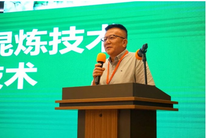 勐臘縣曼莊橡膠有限公司董事長(zhǎng)張朝明，分享了天然橡膠/白炭黑濕法混煉技術(shù)。