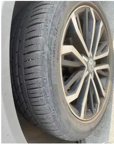 資料顯示，大眾探歌高配車型輪胎是韓泰ventus s1 evo2;低配車型輪胎是韓泰Dynapro hp2。朗逸車型原廠配套輪胎，主要是韓泰OPTIMO k415系列產(chǎn)品。