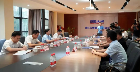 湖州市市委常委、組織部部長徐仲儀一行蒞臨大橋油漆調(diào)研工作