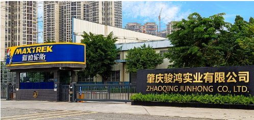 肇慶駿鴻實業(yè)有限公司成立于2006年，位于廣東省肇慶高新區(qū)，員工人數(shù)超1000人，集半鋼子午線輪胎研發(fā)、制造、銷售和服務(wù)于一身，為福田、東風(fēng)小康、力帆、福迪、眾泰等多家汽車生產(chǎn)廠商提供(或曾經(jīng)提供)輪胎配套。