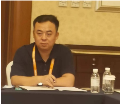 中橡協(xié)橡膠助劑專業(yè)委員會(huì)秘書長王延棟出主持會(huì)議，并通報(bào)了2022年1~7月橡膠助劑行業(yè)經(jīng)濟(jì)運(yùn)行情況，對(duì)下半年工作作了安排。