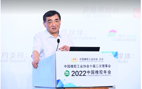中國(guó)橡膠工業(yè)協(xié)會(huì)高級(jí)副會(huì)長(zhǎng)、中策橡膠集團(tuán)股份有限公司董事長(zhǎng)沈金榮，深度分析了2022年中國(guó)橡膠行業(yè)形勢(shì)，并就行業(yè)面臨的難點(diǎn)、熱點(diǎn)問題向與會(huì)者分享自己的觀點(diǎn)。