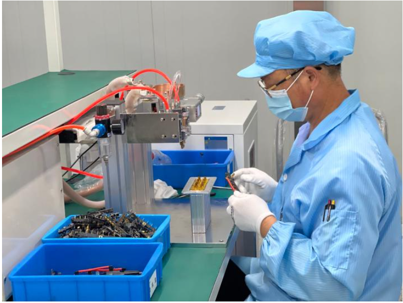 圖為安徽省寧國天成電器有限公司的工人正在生產(chǎn)線上忙碌。新華社記者吳慧珺 攝