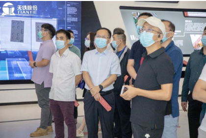 在工作人員的帶領和講解下，與會嘉賓參觀天鐵股份體驗中心、智能制造示范車間以及試驗平臺之后，對打造智能制造車間，探索以互聯網工廠升級傳統(tǒng)制造有了更全面的認識