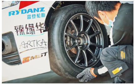 面對(duì)國內(nèi)輪胎市場(chǎng)份額急劇下跌的危機(jī)，多路馳項(xiàng)目負(fù)責(zé)人魏學(xué)東轉(zhuǎn)變工廠銷售思路，增強(qiáng)和國外客戶的交流，將銷售分?jǐn)偟酵赓Q(mào)出口上，3月外貿(mào)輪胎銷售業(yè)績(jī)?yōu)?萬條，7月已經(jīng)達(dá)到了11.8萬多條，順利實(shí)現(xiàn)了二季度扭虧為盈。
