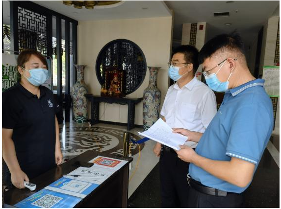 　曲寶傳在檢查中強調(diào)，各公司要進(jìn)一步提高政治站位，強化大局意識，堅決杜絕麻痹大意和僥幸心理，嚴(yán)防‘四風(fēng)’問題反彈回潮，持續(xù)深化鞏固中央八項規(guī)定精神成果和來之不易的疫情防控成果，要嚴(yán)格遵守廉潔過節(jié)“十嚴(yán)禁”，以扎實有效的工作實績迎接黨的二十大勝利召開。