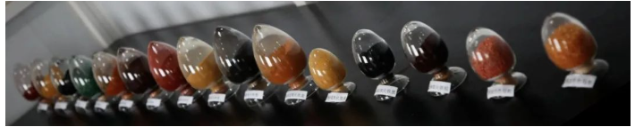 產(chǎn)品應(yīng)用領(lǐng)域拓展是華源顏料市場擴(kuò)面、穩(wěn)進(jìn)提質(zhì)的重要途徑。譬如低長徑比氧化鐵黃顏料產(chǎn)品的研發(fā)，通過工藝技術(shù)創(chuàng)新改變長徑比，使產(chǎn)品具有極好的附著力、遮蓋力、著色力和屏蔽性等特性，滿足客戶對功能型氧化鐵顏料產(chǎn)品的需求。