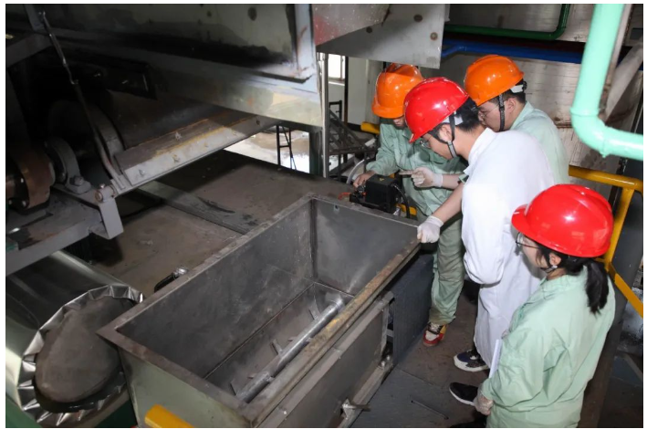 華源顏料中試車間升級(jí)改造項(xiàng)目于今年4月份開始實(shí)施，歷時(shí)5個(gè)月完成改造。原有中試車間月處理能力只有1噸左右，隨著產(chǎn)品應(yīng)用領(lǐng)域拓展與客戶對產(chǎn)品穩(wěn)定性的要求不斷提高，新產(chǎn)品研發(fā)的持續(xù)推進(jìn)，中試車間改造正當(dāng)其時(shí)。改造后的中試車間月處理能力可達(dá)20噸，可滿足多種產(chǎn)品多種性能的測試。
