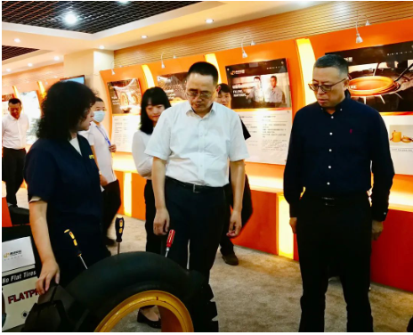 省商務(wù)廳副廳長(zhǎng)王宏偉參觀公司展廳