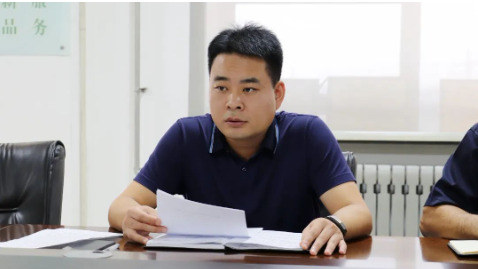 王敏董事長(zhǎng)指出，當(dāng)前，雖然臨近國(guó)慶假期，但大家要清醒認(rèn)識(shí)到當(dāng)前疫情防控及安全環(huán)保形勢(shì)依然復(fù)雜、任務(wù)依然艱巨，必須打起十二分精神，嚴(yán)陣以待、嚴(yán)加防范，毫不放松抓緊抓實(shí)各項(xiàng)防控舉措，堅(jiān)決打贏“重要時(shí)間節(jié)點(diǎn)”突擊戰(zhàn)、“嚴(yán)峻外部形勢(shì)”突圍戰(zhàn)、“補(bǔ)齊短板漏洞”攻堅(jiān)戰(zhàn)。