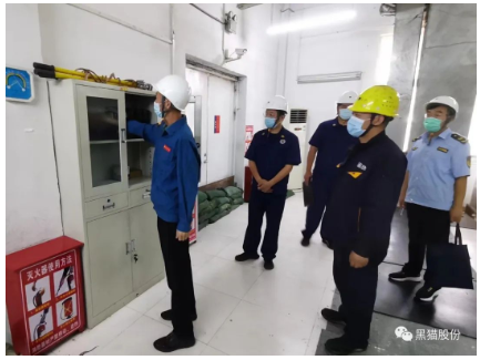 張齊海認真聽取了濟寧黑貓關于專項整治三年行動工作匯報及國慶、二十大期間安全生產工作部署，并重點查看了秋冬季火災防控、安全生產“八抓20項”等工作資料。