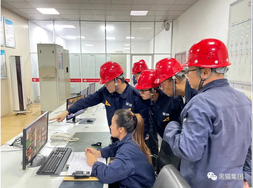 為貫徹落實(shí)集團(tuán)2022年第三季度安全生產(chǎn)委員會(huì)會(huì)議精神，確保各項(xiàng)安全措施落到實(shí)處，10月14日，由集團(tuán)工程技術(shù)中心牽頭，會(huì)同黑貓股份、景焦能源公司、監(jiān)理方成員共同組成工程施工安全檢查組，對(duì)在建工程項(xiàng)目進(jìn)行全面且不留死角的安全隱患大檢查。