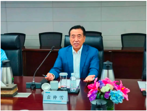 　國家橡膠與輪胎工程技術(shù)研究中心主任、賽輪集團(tuán)黨委書記、董事長袁仲雪，接待了張飚一行。