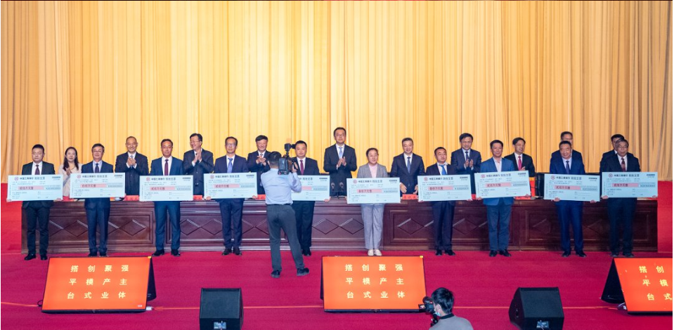 2022年上合新區(qū)企業(yè)家大會(huì)在膠州市會(huì)議中心舉行，180家重點(diǎn)企業(yè)負(fù)責(zé)人參會(huì)。在本次大會(huì)上，青島軟控機(jī)電工程有限公司總經(jīng)理武守濤獲評(píng)“2022年度上合新區(qū)優(yōu)秀企業(yè)家”，軟控機(jī)電榮獲“2022年度‘倍增計(jì)劃’先進(jìn)企業(yè)”。