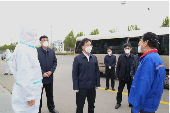 陳偉頌先后到稻莊鎮(zhèn)東杜村、樂安街道同和小區(qū)、山東興達鋼簾線有限公司、廣饒宏源熱力有限公司等地進行實地查看