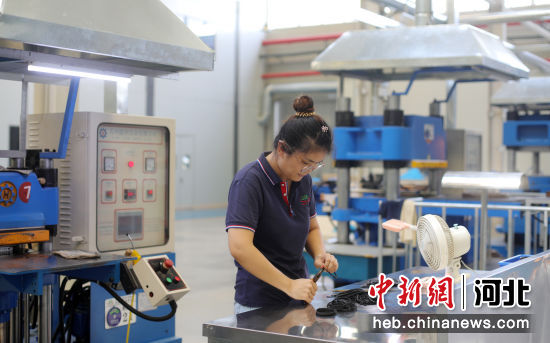 景州雙創(chuàng)基地一家入駐企業(yè)的生產(chǎn)車間。 高雷 攝