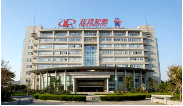 玲瓏輪胎表示，公司2022年前三季度凈利潤下滑主要受公司總體原材料采購成本上漲及業(yè)務(wù)結(jié)構(gòu)變化影響，國內(nèi)配套尤其半鋼配套銷量大幅提升拉低公司整體業(yè)績。玲瓏輪胎表示，公司2022年前三季度凈利潤下滑主要受公司總體原材料采購成本上漲及業(yè)務(wù)結(jié)構(gòu)變化影響，國內(nèi)配套尤其半鋼配套銷量大幅提升拉低公司整體業(yè)績。