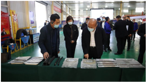 　張建偉一行參觀了公司鋼簾線數(shù)字化車間及智能化檢配中心，現(xiàn)場(chǎng)聽(tīng)取了關(guān)于智能化改造等相關(guān)情況的匯報(bào)，并詳細(xì)詢問(wèn)企業(yè)所遇到的困難和清潔能源開(kāi)發(fā)利用情況。