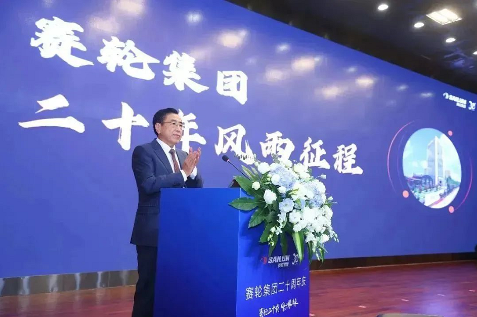 　袁仲雪同時，袁仲雪講述了每一個關鍵詞背后沉甸甸的故事。他強調(diào)，企業(yè)發(fā)展必須要緊跟時代步伐，融入國家戰(zhàn)略大局。未來，賽輪將加快實施創(chuàng)新驅(qū)動發(fā)展戰(zhàn)略，加強關鍵技術自主研發(fā)能力，加快實現(xiàn)高水平科技自立自強。