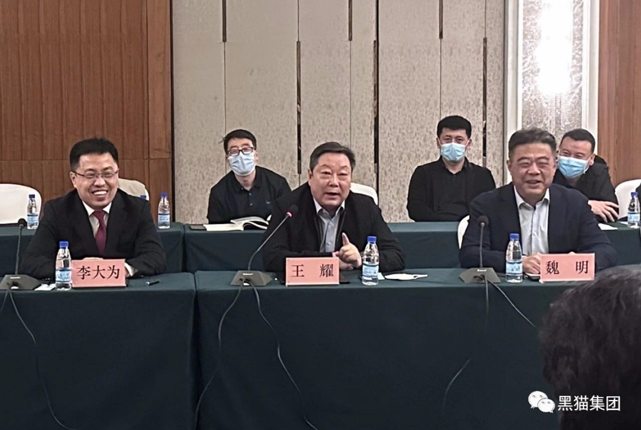 王耀首先對朝陽市委、市政府長期以來對黑貓集團(tuán)發(fā)展的大力支持和關(guān)懷表示感謝。