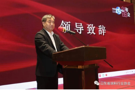 山東省生態(tài)環(huán)境廳張金智巡視員首先為大會致辭，他對大會的召開表示祝賀，山東省涂料行業(yè)協(xié)會召開以“聚膠發(fā)展·共涂未來”為主題，積極探討源頭替代、深度治理的技術(shù)路線的這樣一次會議，可謂恰逢其時。