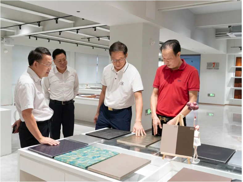 李劍文董事長(zhǎng)對(duì)市政協(xié)莊樹俊主席一行蒞臨漆加集團(tuán)表示熱烈的歡迎，親自帶領(lǐng)來(lái)賓們參觀漆加創(chuàng)新中心，并為大家詳細(xì)介紹了漆加化工集團(tuán)的發(fā)展歷程，涂料新技術(shù)及服務(wù)解決方案，闡述了漆加集團(tuán)“打造家居產(chǎn)業(yè)應(yīng)用創(chuàng)新服務(wù)平臺(tái)”，賦能家居產(chǎn)業(yè)高質(zhì)量發(fā)展的愿景。  