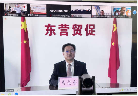 　當(dāng)天，一場關(guān)于輪胎的“空中聯(lián)姻”在廣饒縣國際博覽中心舉行，此次推廣行動(dòng)利用Zoom平臺(tái)、以視頻會(huì)議的形式舉行，青島雙星、金宇輪胎、永盛橡膠、方興橡膠、華盛橡膠等10余家企業(yè)進(jìn)行了品牌推介，并與Brandlab Solutions等非洲的30余家采購商通過“屏對(duì)屏”進(jìn)行了“一對(duì)一”精準(zhǔn)對(duì)接洽談，圍繞產(chǎn)業(yè)現(xiàn)狀、市場需求等問題進(jìn)行深度交流，在線參與人數(shù)達(dá)2100人次。
