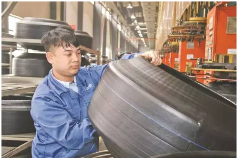 為進(jìn)一步適應(yīng)新能源汽車產(chǎn)業(yè)發(fā)展，萬力半鋼胎生產(chǎn)線升級(jí)改造項(xiàng)目已正式下線。