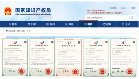 萬達寶通輪胎公司持續(xù)推進產(chǎn)學(xué)研用聯(lián)合創(chuàng)新，累計完成半鋼新產(chǎn)品開發(fā)125個規(guī)格;全鋼7個規(guī)格實現(xiàn)量產(chǎn);工程胎5個新產(chǎn)品均已進行批量試制生產(chǎn)。2022年共計申報專利29項，其中發(fā)明專利2項，實用新型專利27項，截止目前已下證專利15項，已受理13項。