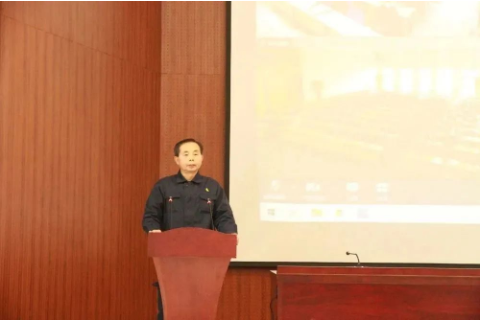 最后，副董事長單曰新做述職報告。他強調(diào)指出，新的一年，我們要解放思想，創(chuàng)新求變。嚴抓安全生產(chǎn)管理，持續(xù)提升環(huán)保工作，穩(wěn)中求進做好質(zhì)量，千方百計降本增效，加快推進項目建設(shè)，抓好技術(shù)創(chuàng)新、基礎(chǔ)管理，全力以赴促進生產(chǎn)安全高效運行。