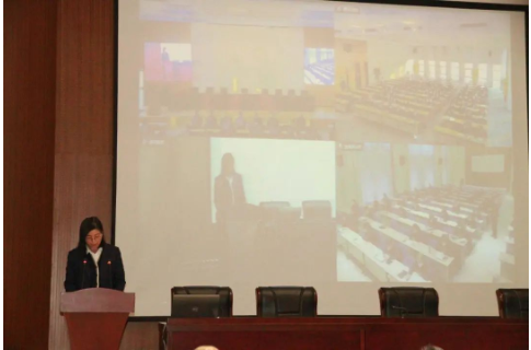 　王安香：“路雖遠，行則將至，事雖難，做則必成”。新的一年，我們將以資金為中心，以成本為主線，夯實財務(wù)基礎(chǔ)，防范財務(wù)風(fēng)險;嚴格規(guī)范財務(wù)核算，履行財務(wù)信息披露義務(wù);加強稅務(wù)管理，防范稅收風(fēng)險，降低稅收成本;加強資金管理，管控資金風(fēng)險;提升財務(wù)價值，經(jīng)營財務(wù)團隊。