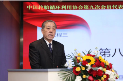 會(huì)上，中國(guó)輪胎循環(huán)利用協(xié)會(huì)第八屆理事會(huì)理事長(zhǎng)朱軍做了第八屆理事會(huì)工作報(bào)告。朱軍表示，中國(guó)輪胎循環(huán)利用協(xié)會(huì)第八屆理事會(huì)履職期間，正逢百年未遇之大疫情持續(xù)影響期和實(shí)現(xiàn)“兩個(gè)一百年”奮斗目標(biāo)的歷史交匯期。在國(guó)家循環(huán)經(jīng)濟(jì)政策的指引下，在政府主管部門的大力推動(dòng)下，在社會(huì)各界的廣泛關(guān)注下，協(xié)會(huì)第八屆理事會(huì)全體成員團(tuán)結(jié)奮斗，帶領(lǐng)全行業(yè)的干部員工共同努力，做了大量卓有成效的工作。在嚴(yán)峻復(fù)雜形勢(shì)面前，經(jīng)受了考驗(yàn)，鍛煉了隊(duì)伍，戰(zhàn)勝了困難，各項(xiàng)工作取得了可喜的成績(jī)。具有輪胎/橡膠資源“減量化、再利用、資源化”典型特征的輪胎循環(huán)利用行業(yè)得到了長(zhǎng)足的進(jìn)步。