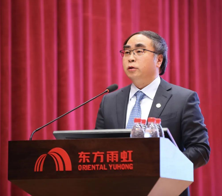 東方雨虹控股副董事長兼總裁許利民先生作“東方雨虹2022年經(jīng)營情況及2023年經(jīng)營工作重點”報告。他表示，2023年東方雨虹將繼續(xù)圍繞“聚焦優(yōu)勢 精準(zhǔn)發(fā)力 速度與質(zhì)量雙提升”的經(jīng)營戰(zhàn)略，堅持以合伙人為基石、以客戶為中心、以結(jié)果為導(dǎo)向，夯基礎(chǔ)、善創(chuàng)新、強執(zhí)行、提效能，持續(xù)提升各項工作管理水平，全面開拓東方雨虹新的發(fā)展局面。