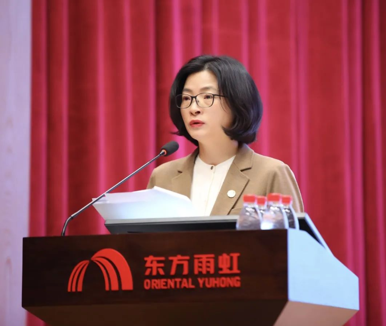 　東方雨虹控股人力資源總監(jiān)兼戰(zhàn)略管理總監(jiān)齊芬女士作“精英治雨虹 全面提人效”主題報告。她表示，2023年，東方雨虹將繼續(xù)秉持“以人為本、以專業(yè)為本、以團(tuán)隊為本 、以執(zhí)行力為本”的人力資源戰(zhàn)略指導(dǎo)方針，持續(xù)升級創(chuàng)新，多措并舉強化人才隊伍建設(shè)，打造堅強有力的組織體系，以決勝姿態(tài)、務(wù)實作風(fēng)，全力以赴向各項既定目標(biāo)全速前進(jìn)。