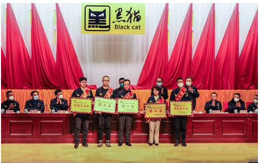 　黑貓集團(tuán)黨委委員盛旺喜宣讀《關(guān)于表彰疫情防控期間突出貢獻(xiàn)先進(jìn)個(gè)人的決定》和《關(guān)于表彰二〇二二年度“星級(jí)班組”的決定》。黑貓集團(tuán)黨委委員、工會(huì)主席胡森立宣讀《關(guān)于表彰二〇二二年度優(yōu)秀企業(yè)、先進(jìn)單位、先進(jìn)集體、標(biāo)兵班組、先進(jìn)生產(chǎn)(工作)者的決定》和黑貓集團(tuán)首屆職工運(yùn)動(dòng)會(huì)獲獎(jiǎng)名單。