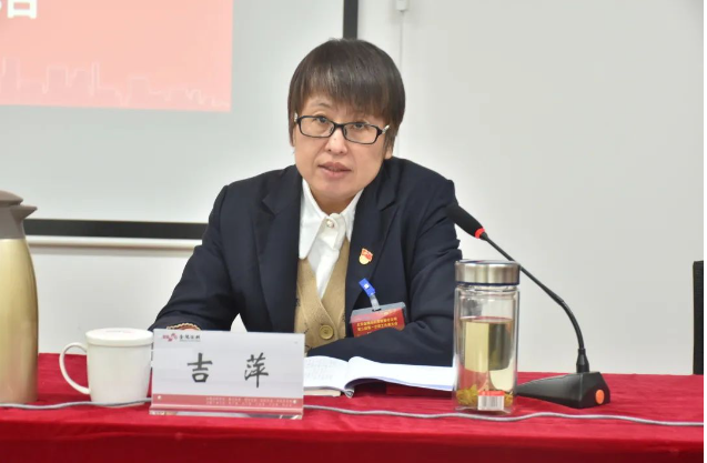 　公司黨委副書(shū)記、經(jīng)理吉萍作了題為《改革發(fā)展促創(chuàng)新 轉(zhuǎn)型升級(jí)強(qiáng)管理 奮力開(kāi)創(chuàng)金隅涂料高質(zhì)量發(fā)展新局面》的行政工作報(bào)告。
