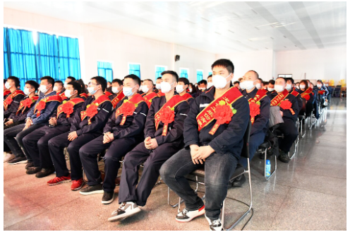 會(huì)議的最后，董事長(zhǎng)劉鵬達(dá)向大會(huì)作總結(jié)發(fā)言。劉董首先向?qū)居羞^(guò)幫助、做過(guò)貢獻(xiàn)、付出過(guò)努力和汗水的所有人表示感謝。他指出，任何時(shí)代艱苦奮斗、有責(zé)任、敢擔(dān)當(dāng)都是可貴品質(zhì)，大家在今后的工作中要戒驕戒躁、謙虛謹(jǐn)慎，助力公司邁上新臺(tái)階。同時(shí)劉董特別強(qiáng)調(diào)了個(gè)人的“價(jià)值體現(xiàn)”，他希望公司能成為員工實(shí)現(xiàn)個(gè)人價(jià)值的平臺(tái)，讓員工在工作中找到歸屬感、安全感、價(jià)值感。